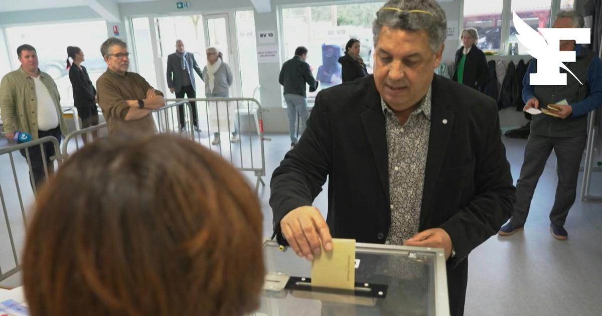Second tour des municipales: le candidat Serge Blanco vote à Biarritz