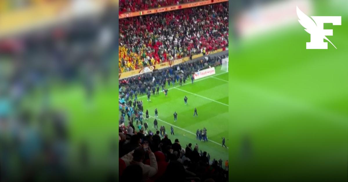 Finale de la CAN: les images de supporters tentant d'envahir le terrain lors du match Maroc-Sénégal