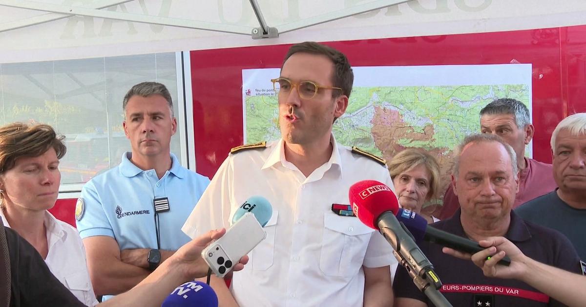 Incendies dans le Var : 450 largages ont été effectués par les moyens aériens ce samedi, annonce Simon Babre