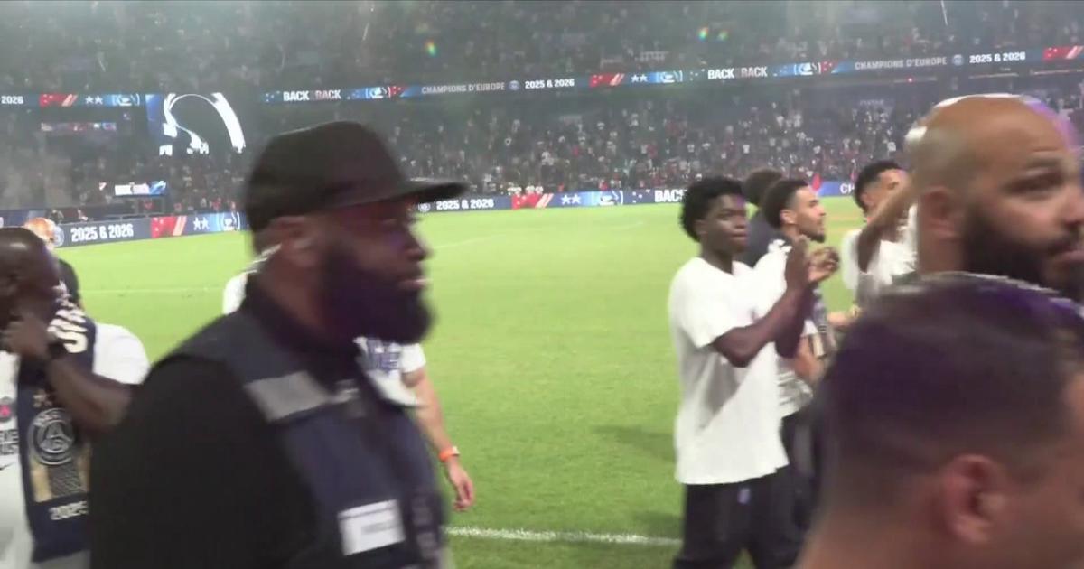Victoire du PSG en Ligue des champions: les joueurs quittent la pelouse du Parc des Princes après les célébrations
