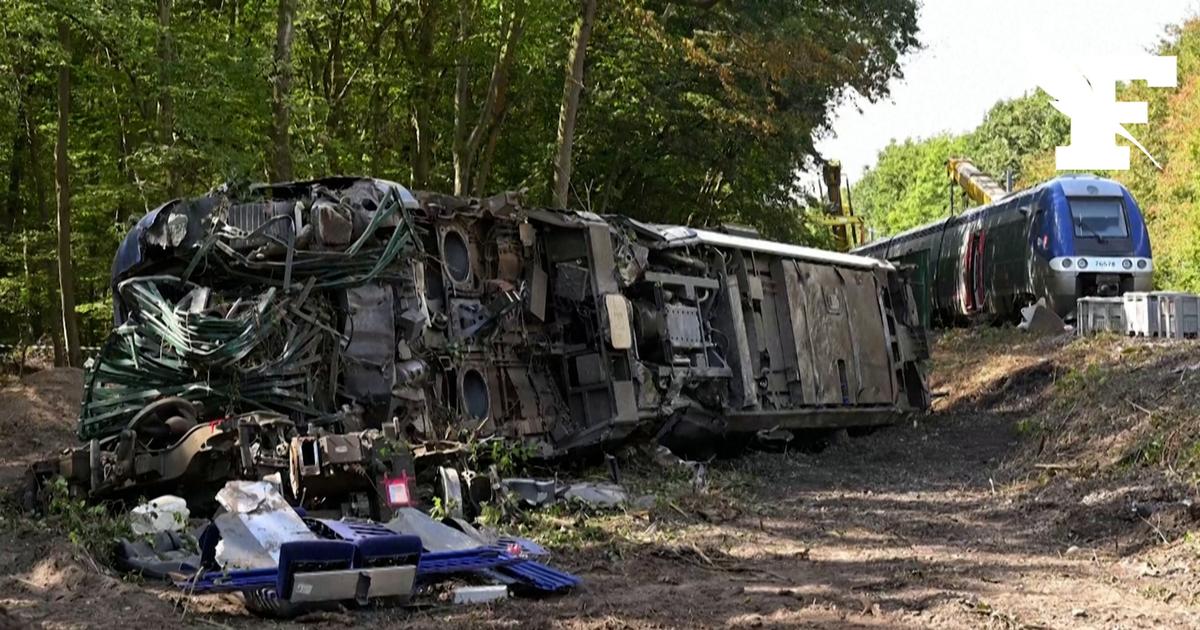 Déraillement d'un train en Normandie : les grues relèvent une première voiture