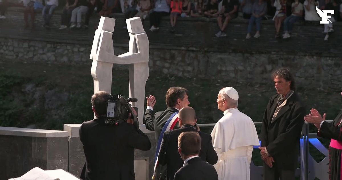 Le pape inaugure un pont à son nom aux côtés du maire de la ville de Lourdes
