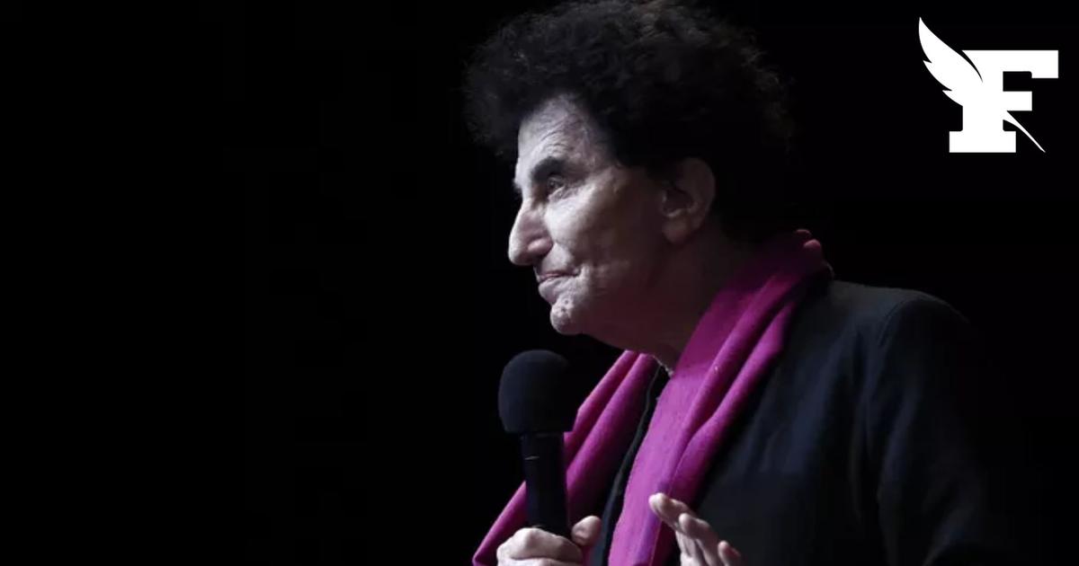 Jack Lang agacé de devoir faire la queue devant le MK2 de Bastille à Paris
