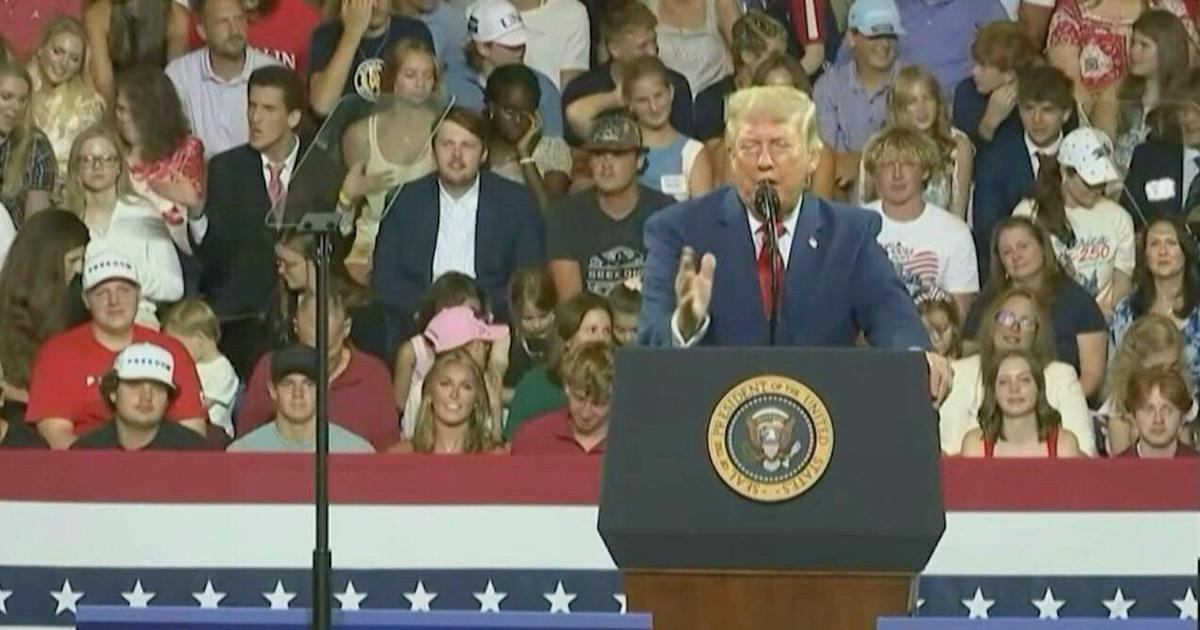Les images virales d'un spectateur qui imite Donald Trump en plein discours en Géorgie