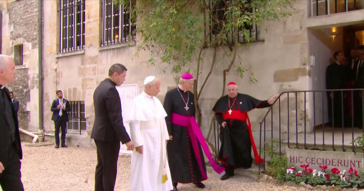 Le Pape Léon XIV se recueille devant le couvent des Carmes