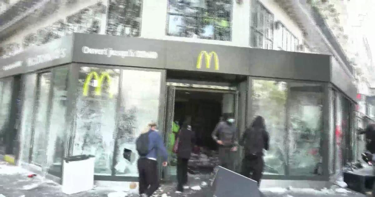 Manifestation du 17 octobre: un restaurant McDonald's pillé et vandalisé à Paris