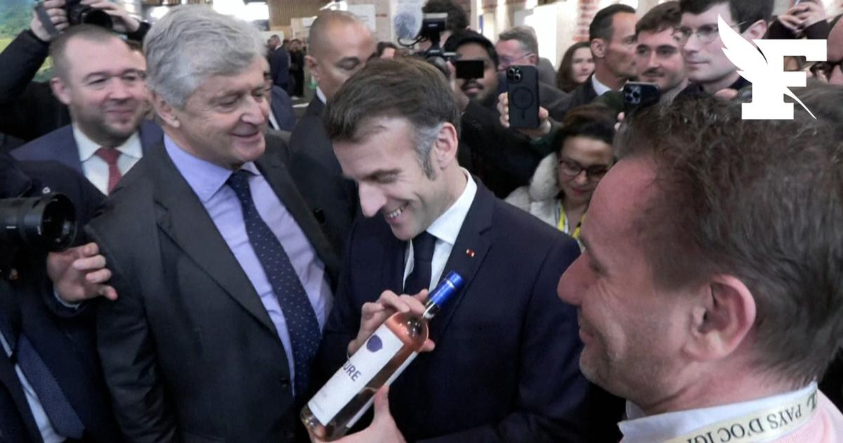 Emmanuel Macron reçoit une bouteille de rosé «For sure» au salon Wine Paris