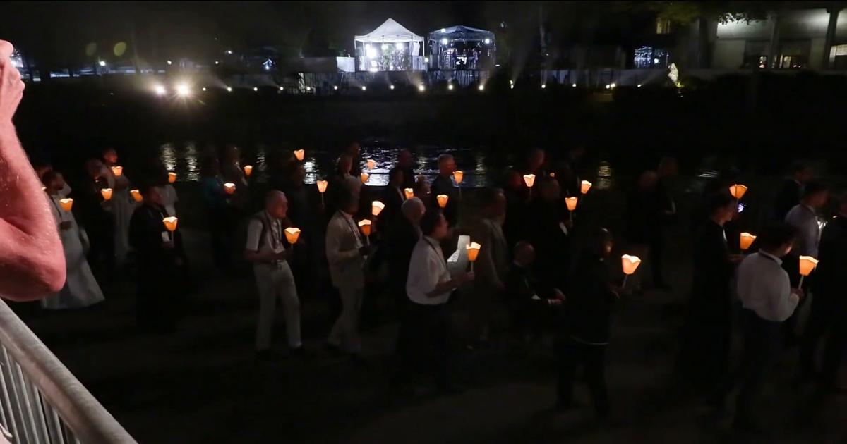 Visite du pape Léon XIV en France : la procession aux flambeaux a débuté à Lourdes