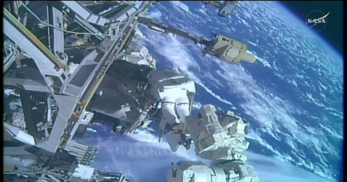 Mission de réparation dans l'ISS : l'antenne ciblée par les réparations est détachée