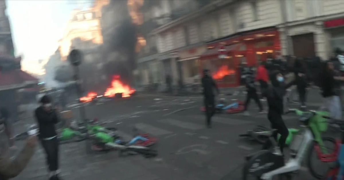Paris: une barricade incendiée près de la place de la République
