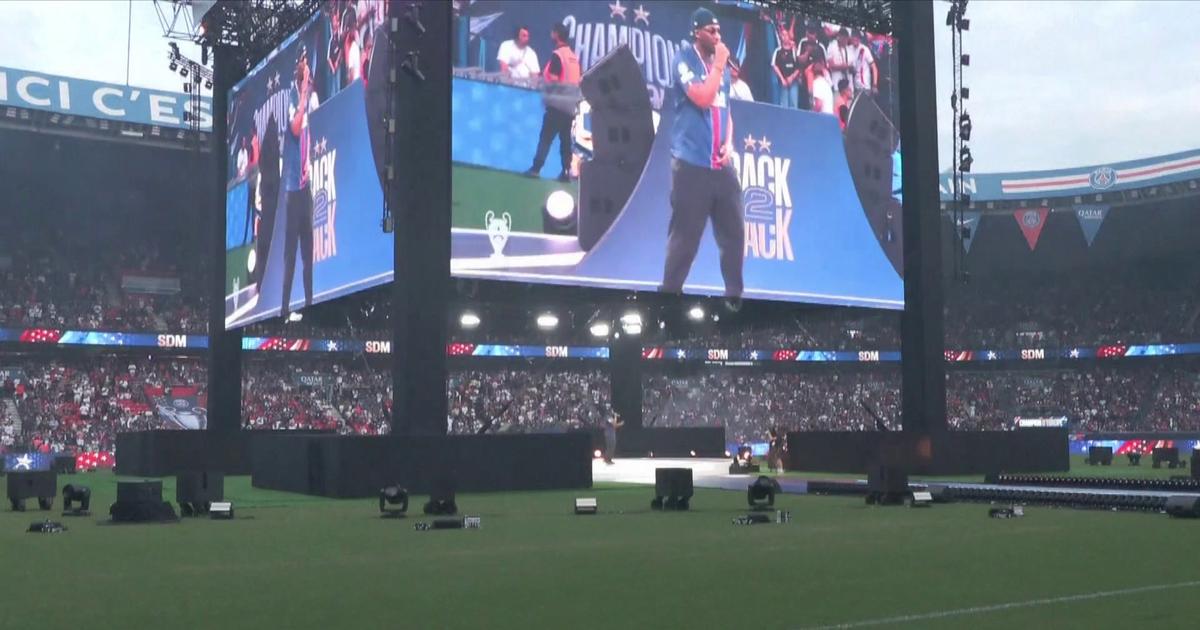 Victoire du PSG: SDM fait le show au Parc des Princes en attendant les joueurs