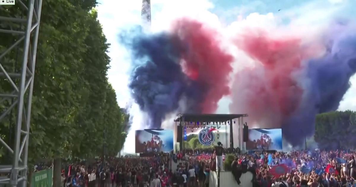 Victoire du PSG en Ligue des champions: Marquinhos soulève la coupe devant les supporters au Champ-de-Mars