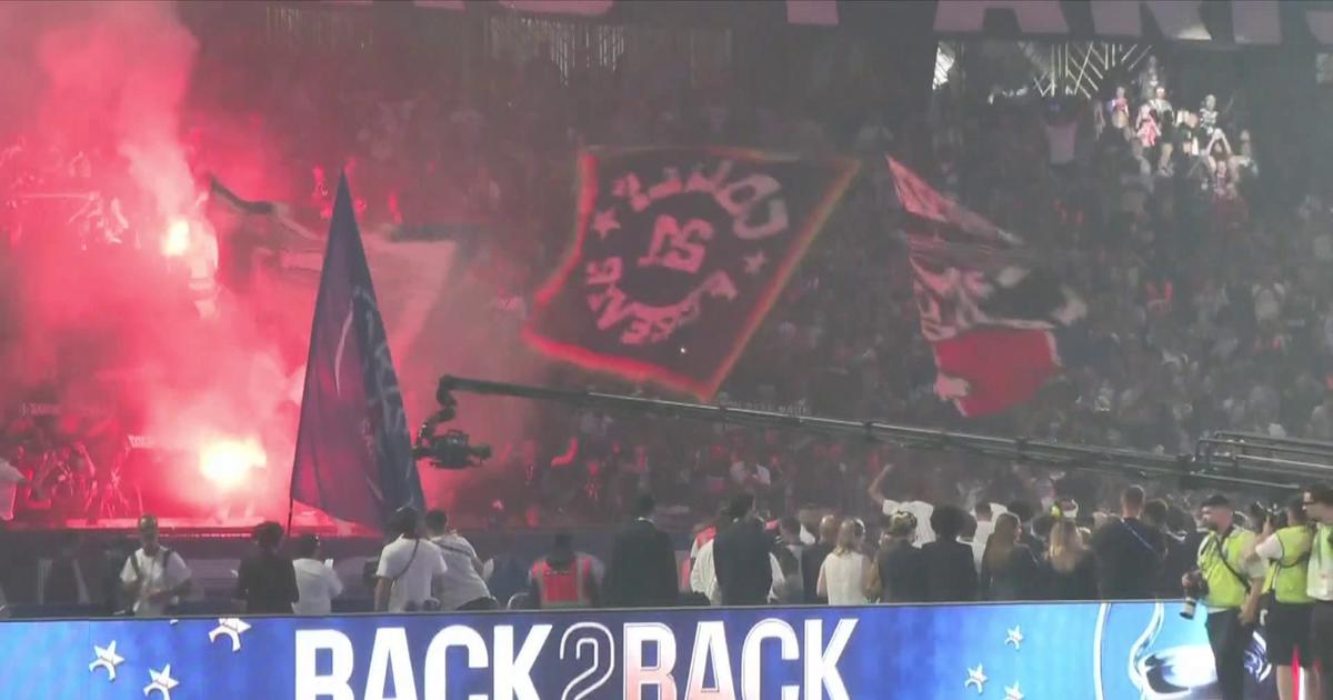 «Champions d'Europe!»: les joueurs du PSG brandissent leurs deux trophées devant les supporters au Parc des Princes