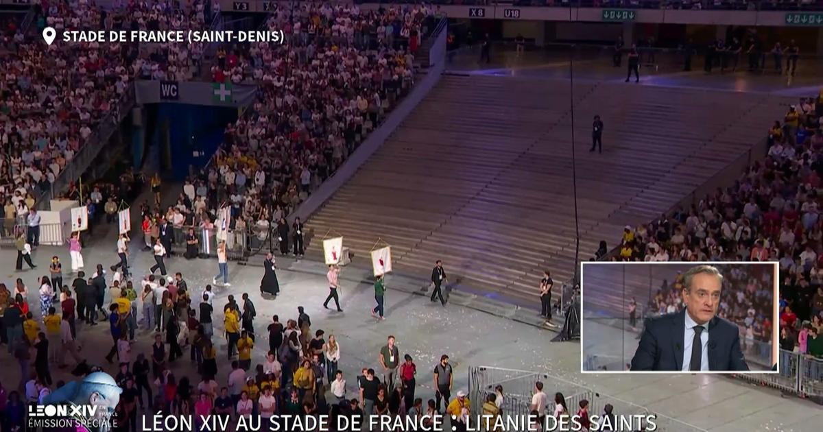 Plus de 150 bannières et 60 reliques avancent en procession dans le Stade de France