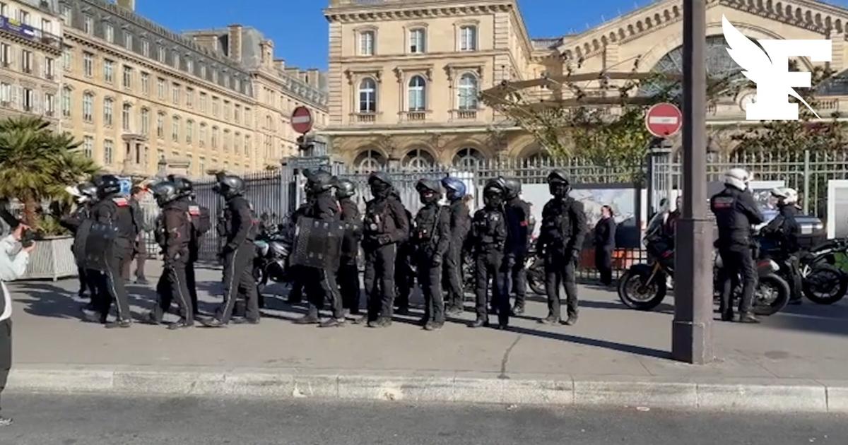 17 octobre : devant la Gare de l'Est, plus d'une centaine de personnes étaient rassemblées