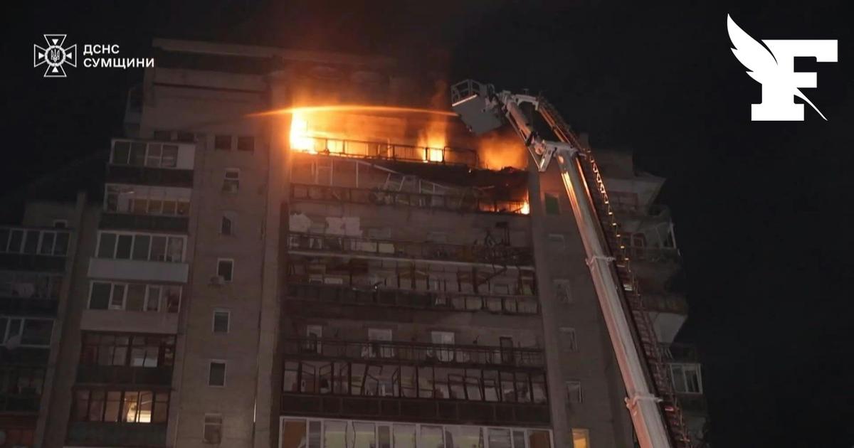 Les secours interviennent à Soumy en Ukraine après une frappe de drone nocturne