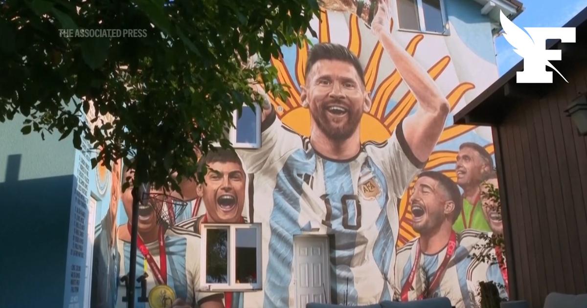 Drapeau argentin peint sur un mur, fresques géantes, statue de Maradona... En République tchèque, les images insolites du plus grand fan argentin