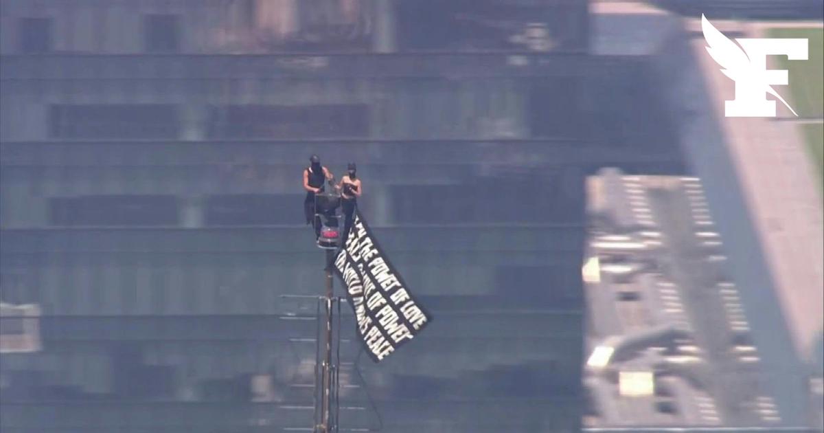 «Quand le pouvoir de l’amour triomphera...»: les images de deux personnes déployant une banderole au sommet de l'Empire State Building
