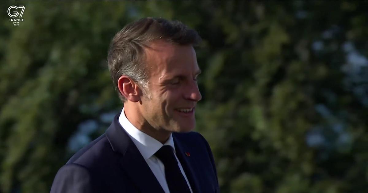 G7: Emmanuel Macron reçoit tout sourire le premier ministre britannique Keir Starmer et sa femme