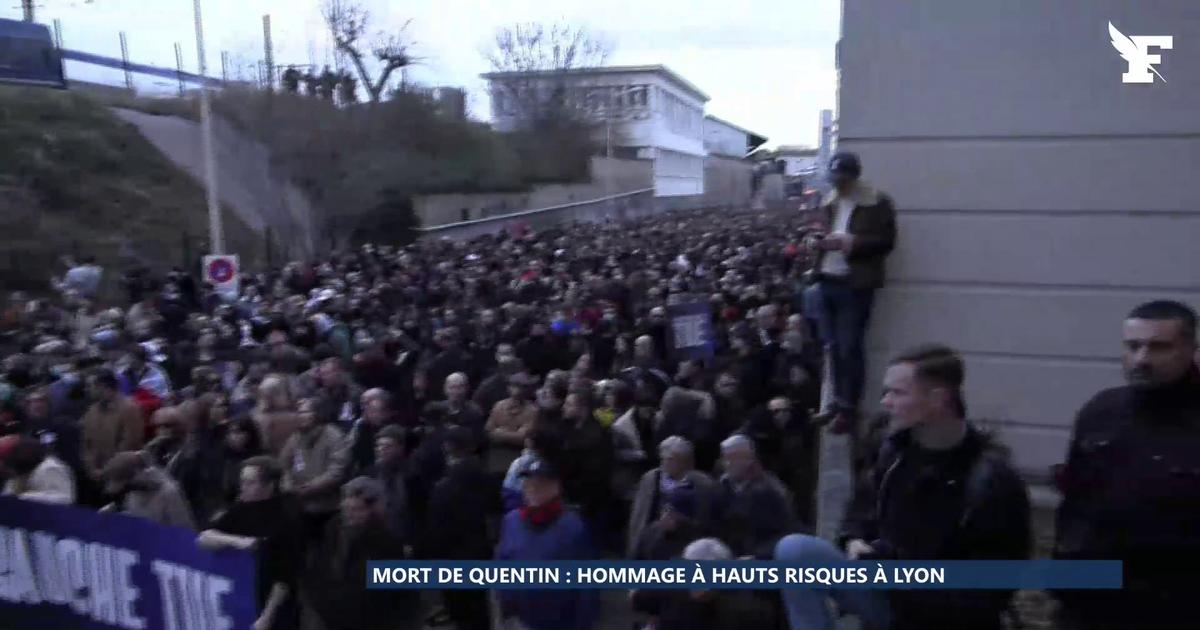 Marche pour Quentin Deranque: les manifestants chantent la Marseillaise dans la rue du lynchage du militant