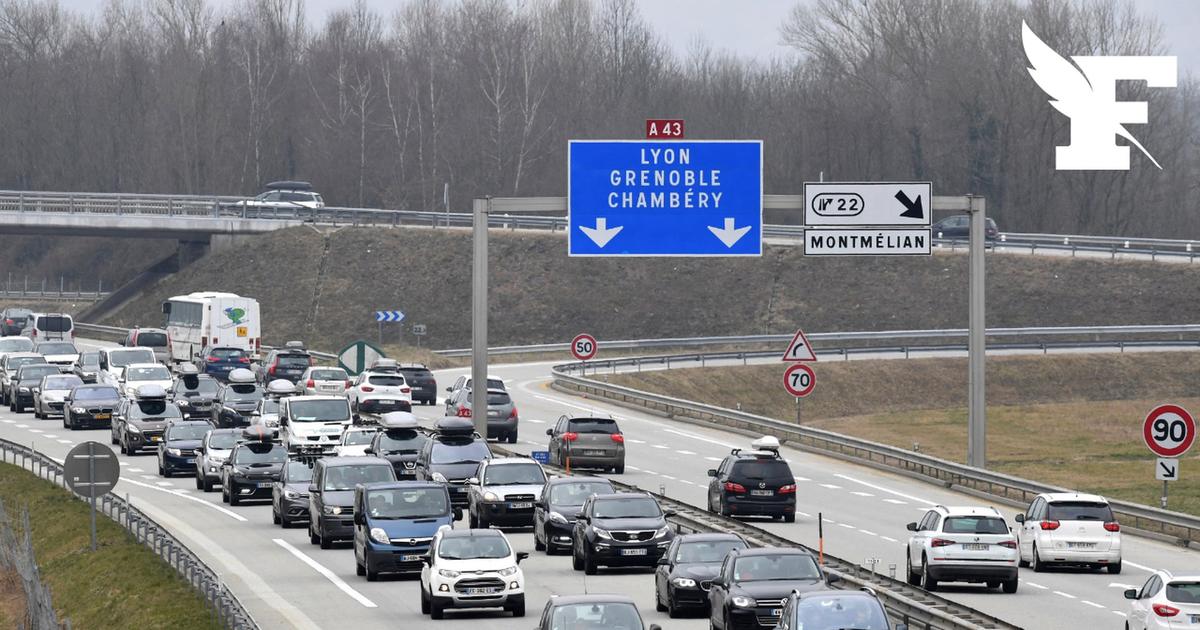 Un poids lourd parvient à stopper la course folle d'une voiture en feu sans conducteur sur l'autoroute A43