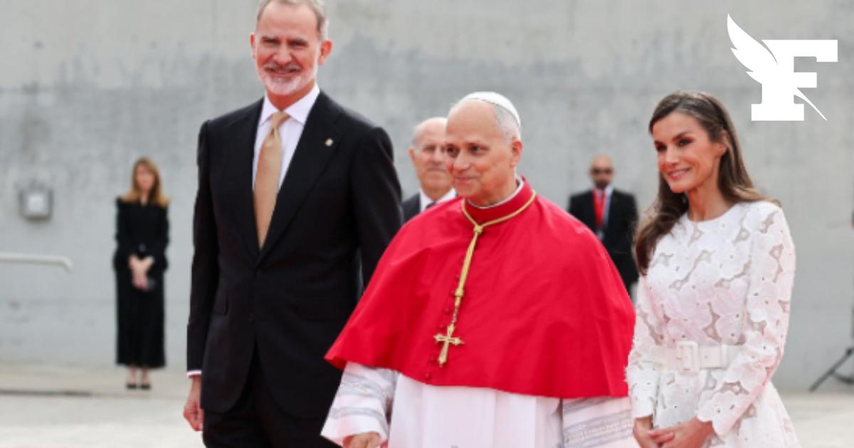 Les images de l'arrivée du pape Léon XIV à Madrid aux côtés du roi Felipe VI et de la reine Letizia