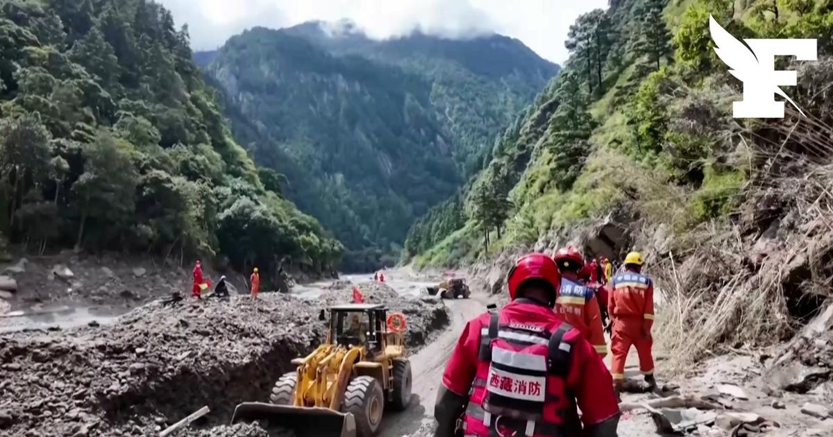 Les secouristes chinois tentent de dégager la route vers le poste-frontière de Gyirong après une coulée de boue