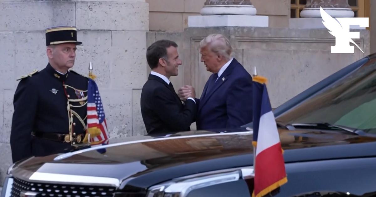 Les images de la poignée de main d'Emmanuel Macron et Donald Trump, à son arrivée au château de Versailles