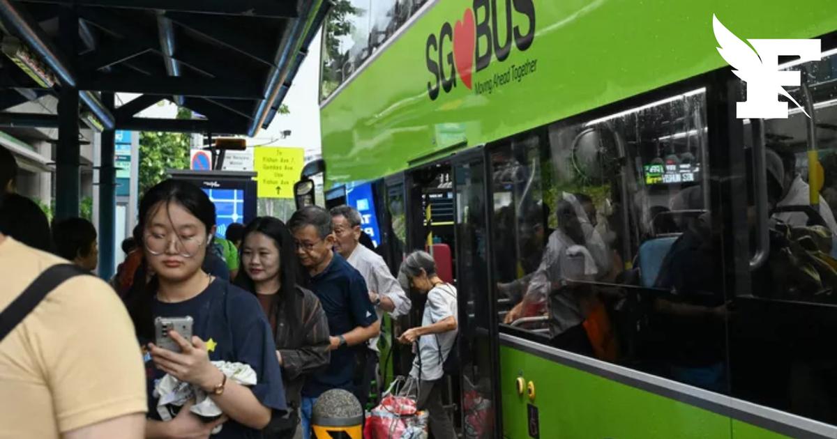 Manger dans un bus ou poser ses pieds sur les sièges à Singapour vous expose désormais à une amende de 340 euros