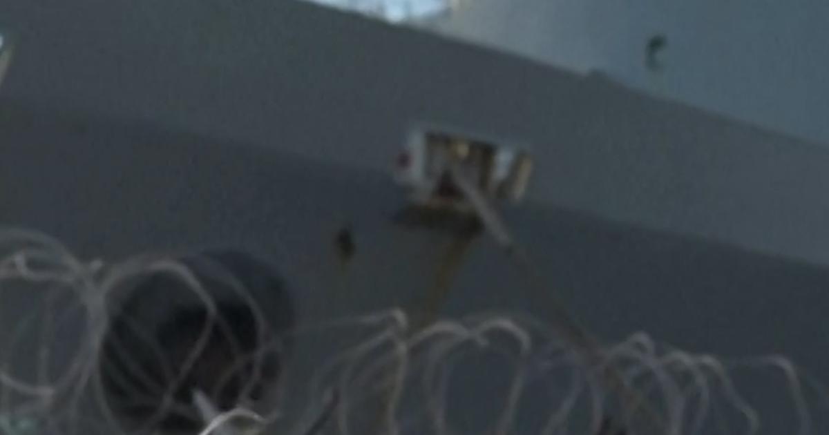 Des marins prennent leurs proches dans leurs bras au retour du Charles-De-Gaulle à Toulon