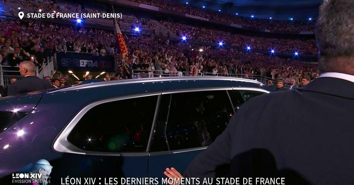 Le pape Léon XIV quitte le Stade de France en voiture à l'issue de la veillée