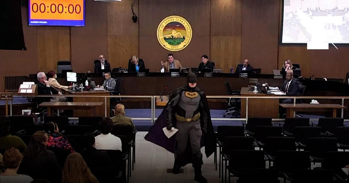Un homme vêtu d'un costume de Batman appelle des élus de Santa Clara à adopter des mesures contre l'ICE