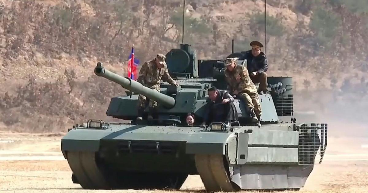 Accompagné de sa fille, Kim Jong Un supervise des exercices sur son nouveau char d'assaut