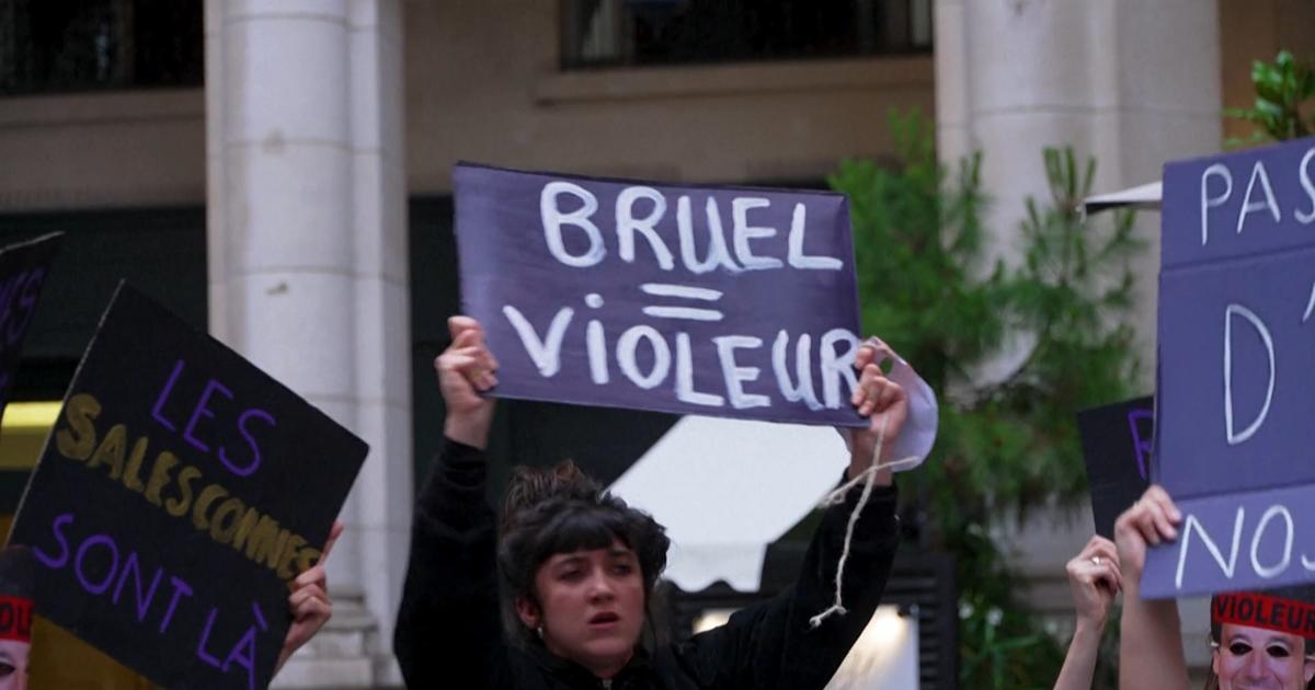 «Bruel = Violeur»: des militantes féministes manifestent à nouveau devant le théâtre Edouard VII