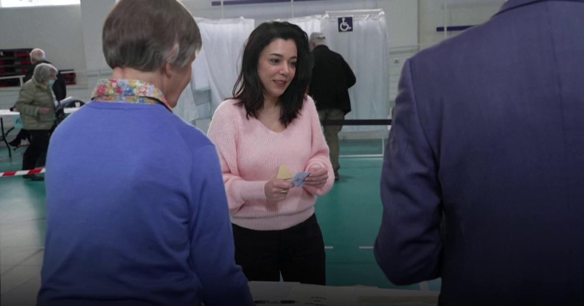Municipales: la candidate LFI Sophia Chikirou vote à Paris