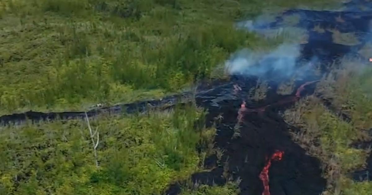 La lave expulsée par le piton de la Fournaise coupe une route nationale à La Réunion