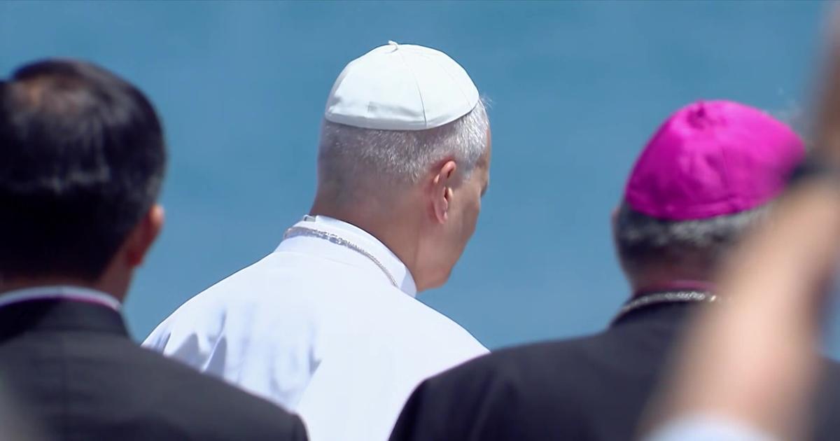 Canaries: le pape Léon XIV jette une couronne de fleurs à la mer en hommage aux migrants africains morts
