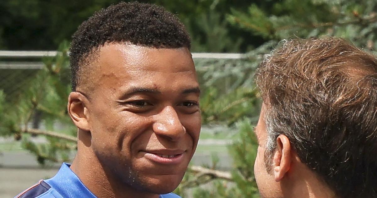 Emmanuel Macron rend visite aux Bleus à Clairefontaine avant la Coupe du monde