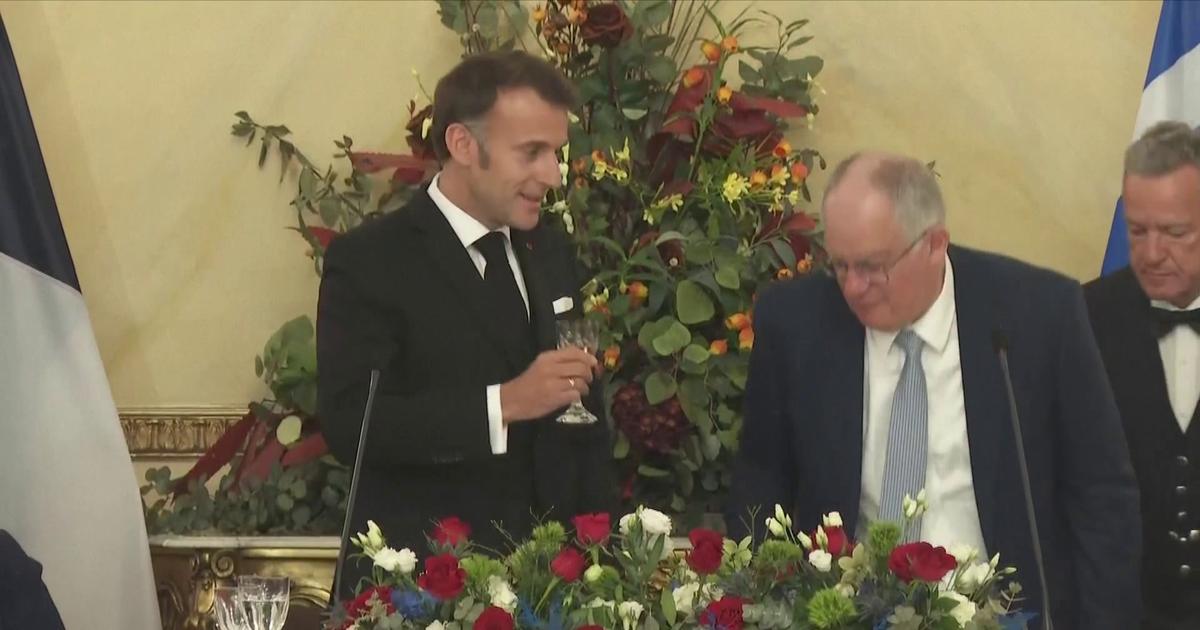 Emmanuel Macron porte un toast à l'amitié franco-grecque lors d'un dîner de travail à Athènes