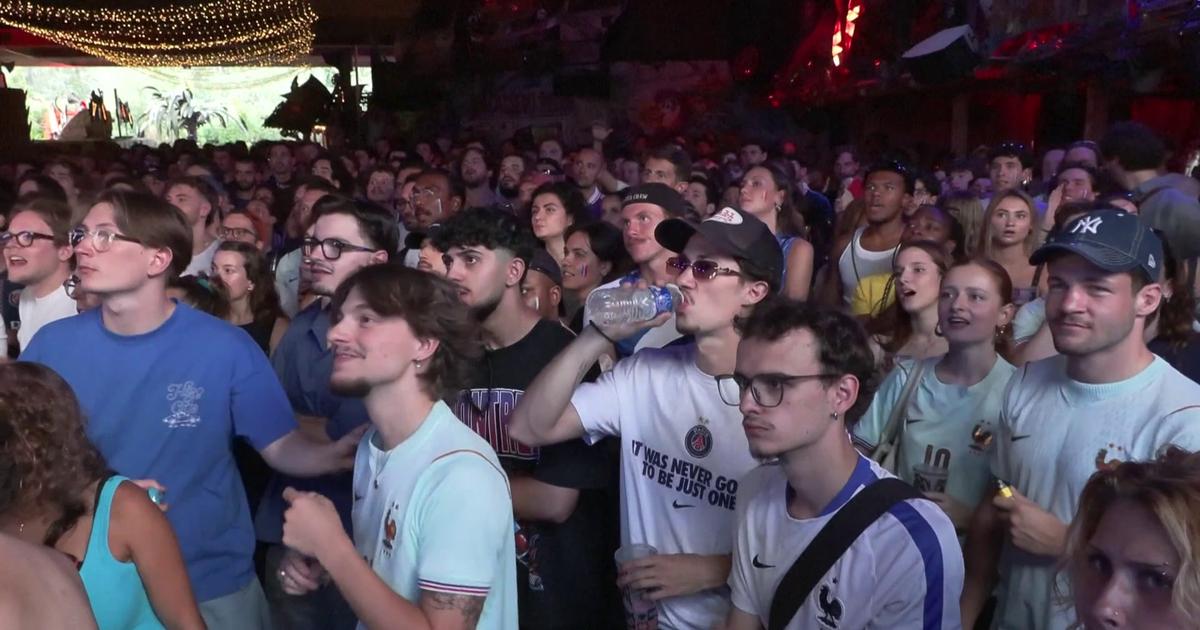 France-Espagne: les supporters parisiens donnent de la voix au coup d'envoi