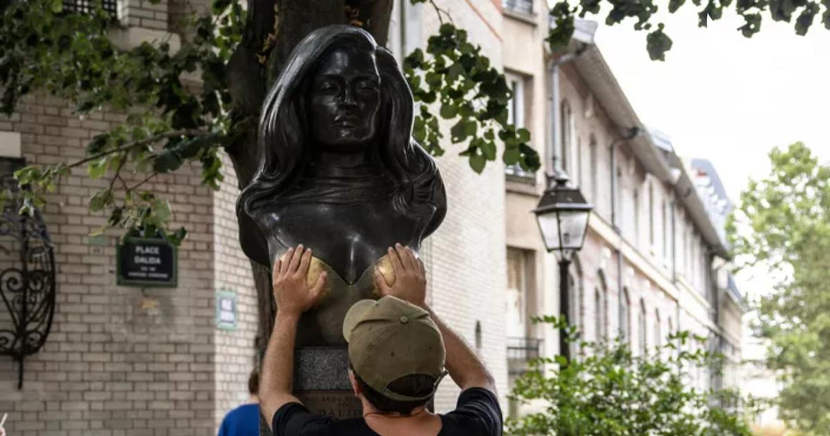 Les images de l'armure déposée sur le buste de Dalida à l'occasion de la Journée des droits de la femme