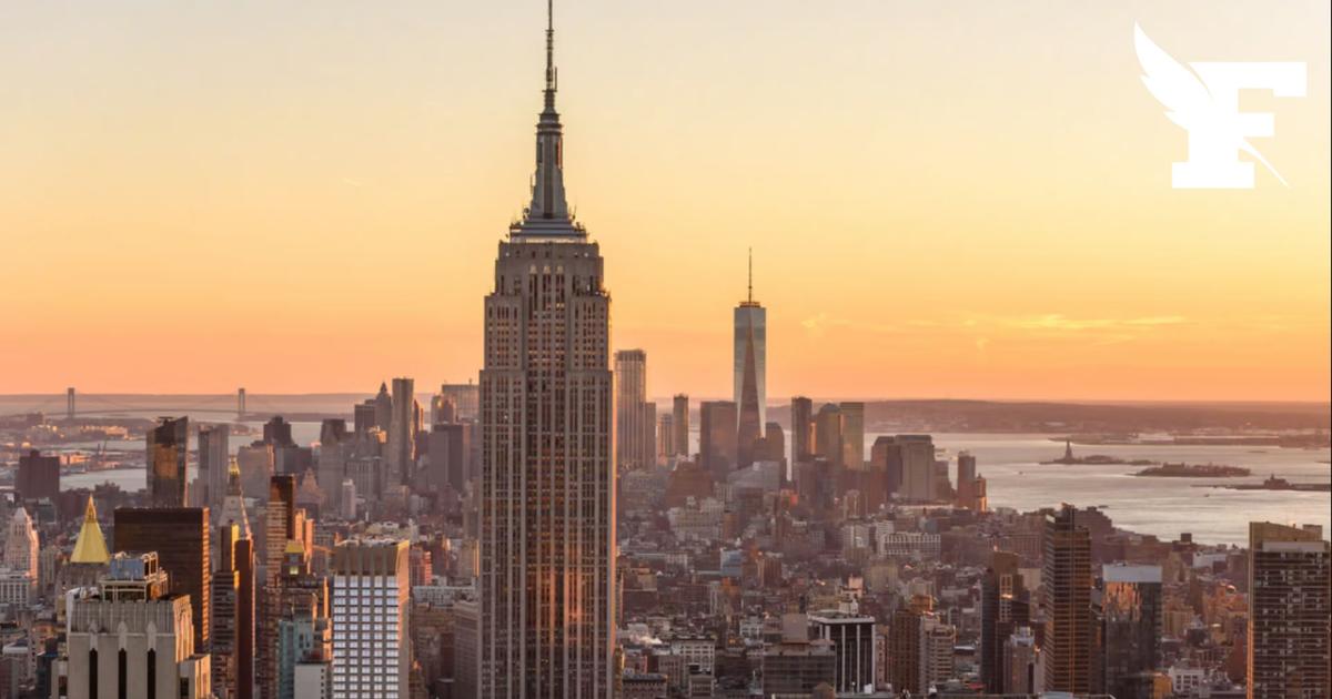 À New York, deux personnes grimpent au sommet de l’Empire State Building pour promouvoir l'amour et la paix