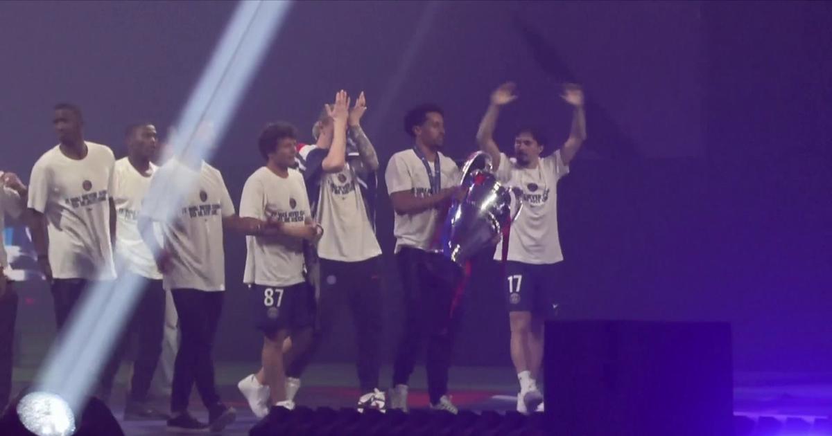 Victoire du PSG: les joueurs entament un tour du Parc des Princes menés par Marquinhos, trophée en main