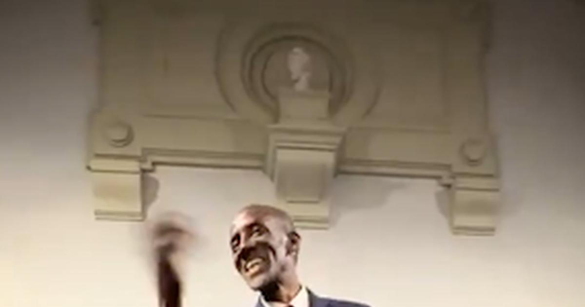 Bally Bagayoko, nouveau maire Insoumis de Saint-Denis-Pierrefitte, célèbre sa victoire avec quelques pas de danse