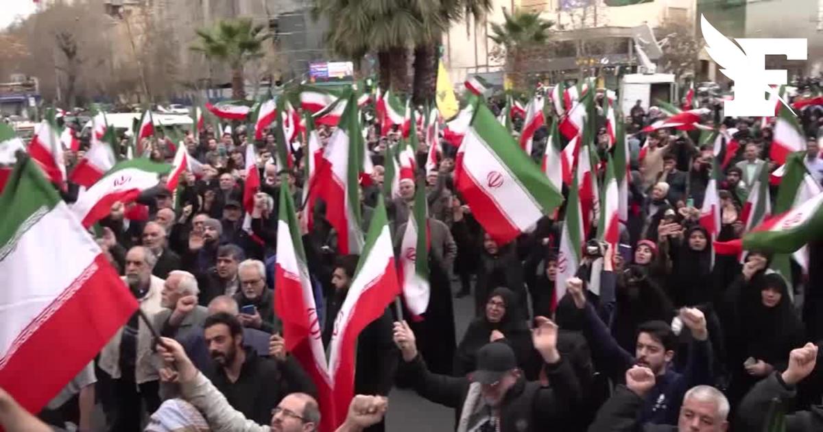 Des manifestants pro-gouvernementaux défilent à Téhéran contre les frappes américano-israéliennes