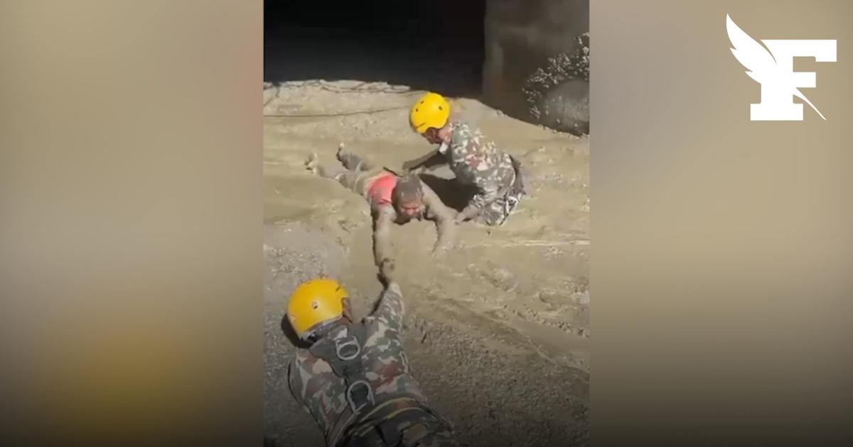 Népal : des sauveteurs traversent la boue pour sauver des ouvriers coincés dans un tunnel