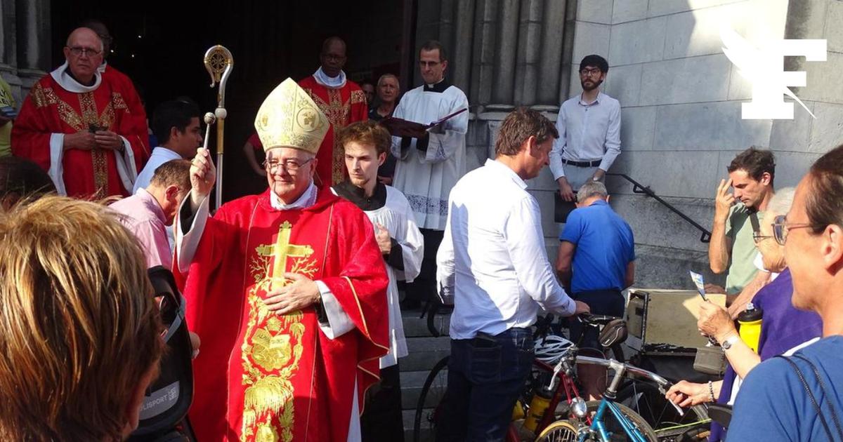 Avant le départ du peloton jeudi 9 juillet, des vélos ont été bénis par l’Évêque de Bayonne