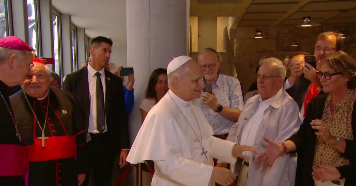 Le Pape Léon XIV arrive sous les acclamations de l'Institut catholique de Paris