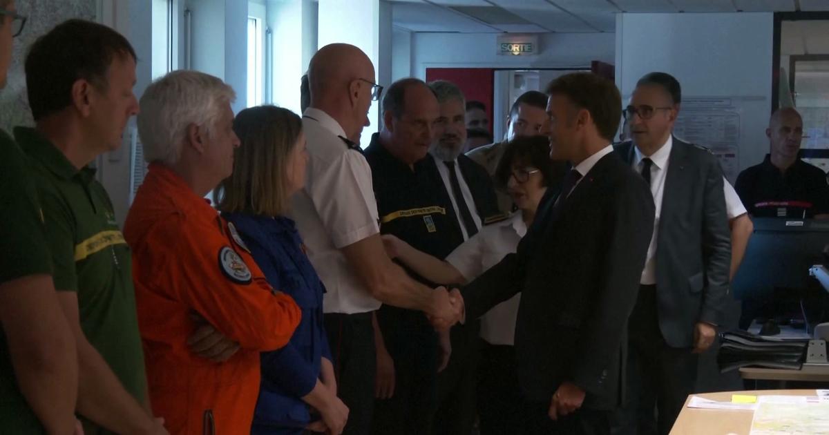 Incendies en Gironde: les images d'Emmanuel Macron visitant le centre opérationnel du SDIS