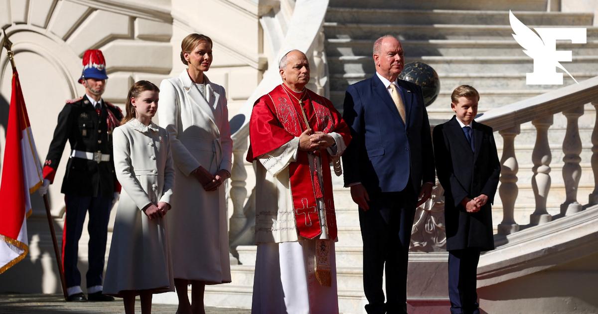 Le pape arrive au palais princier de Monaco sous les acclamations de la foule